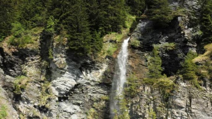 在夏天，阳光明媚的日子里，在欧洲，绿色和岩石的悬崖中间的瀑布，在法国，朝着阿尔卑斯山的博福特。