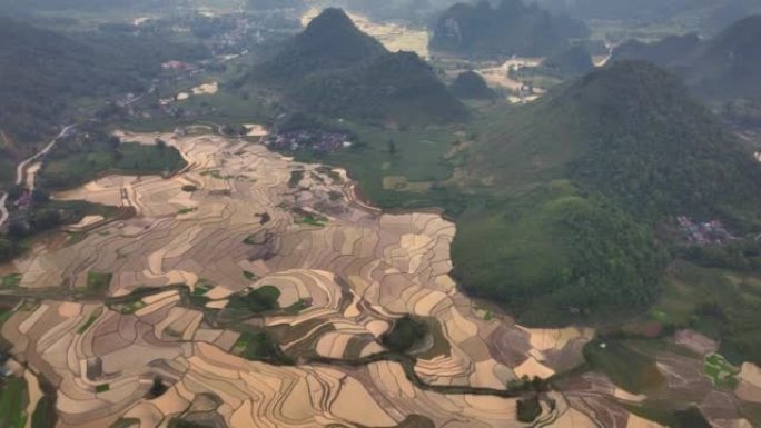 越南曹邦Trung Khanh区Phong Nam的稻田和千山奇形山的空中无人机视图