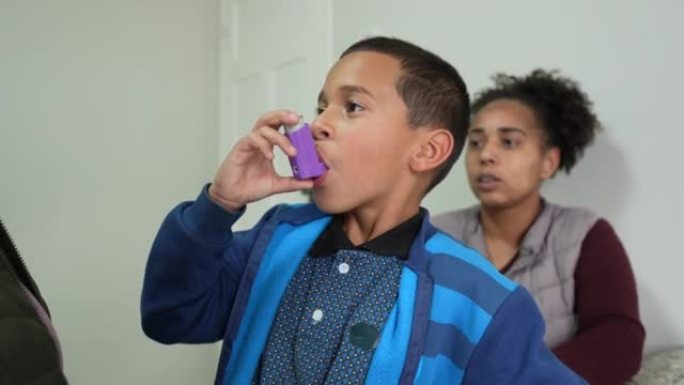 男孩首次使用哮喘吸入器