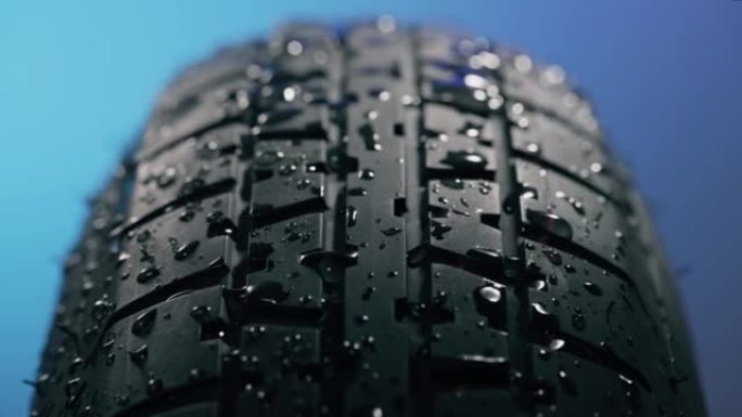雨水滴在汽车轮胎上