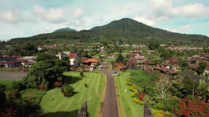 印度教门户入口的空中拍摄，无人机飞向山丘。印度尼西亚巴厘岛。风景如画的风景和道路。