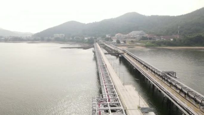 飞越油轮通过输油管站、炼油厂和石化工业厂进口/出口石油