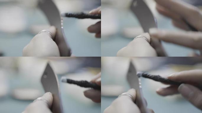 皮革工艺工人涂胶皮革