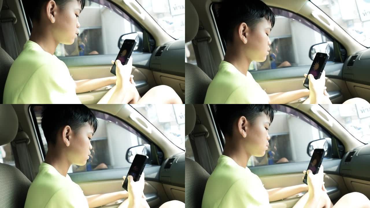 男孩在车里玩电话