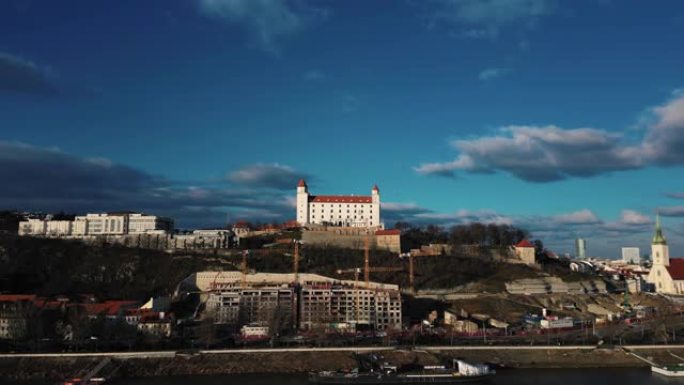 布拉迪斯拉发，斯洛伐克，山上布拉迪斯拉发城堡的壮丽景色，日落，4k