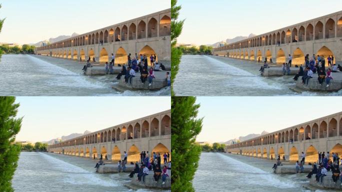 伊朗伊斯法罕-2022年5月: 人们在SioSe Pol或33个拱门的桥梁周围放松和社交，这是伊斯法