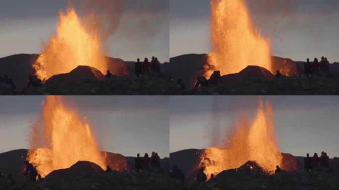 一群观众观看强大的火山爆发冰岛2021