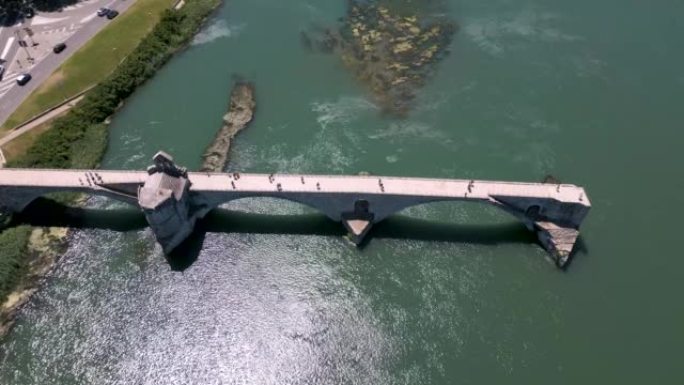 法国罗纳河上的Pont d “阿维尼翁桥” 的无人机拍摄
