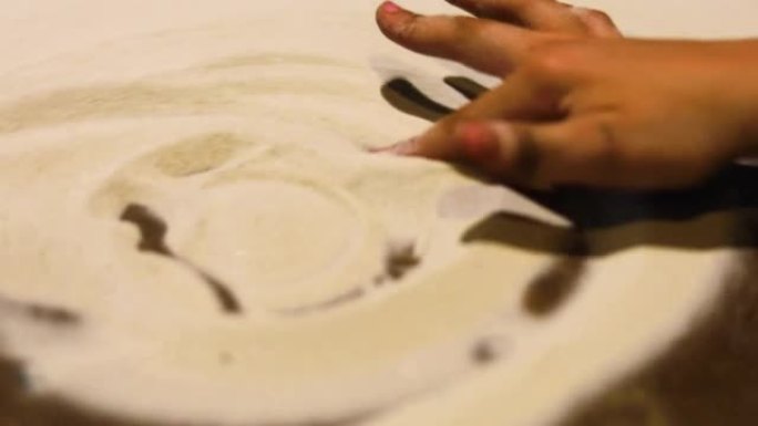 孩子们的手用陶工轮上的沙子形成图案。积极的家庭度假，爱好，创造力
