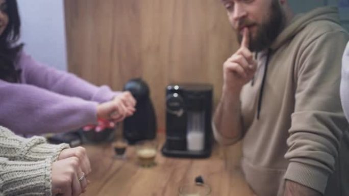 美味的比赛: 男朋友尝试选择正确的咖啡胶囊