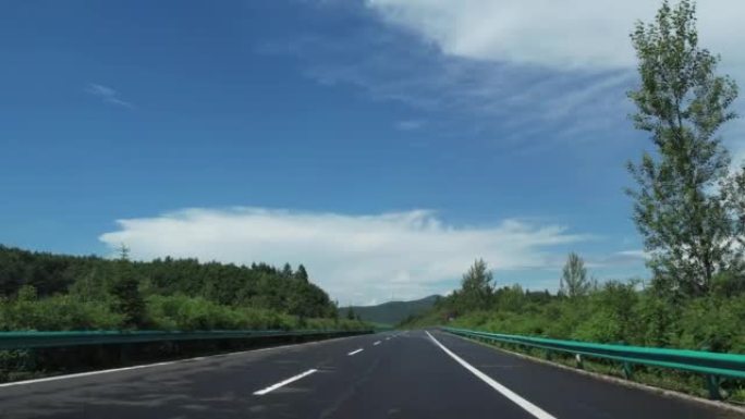 在高速公路上行驶汽车飞驰道路景观高速公路