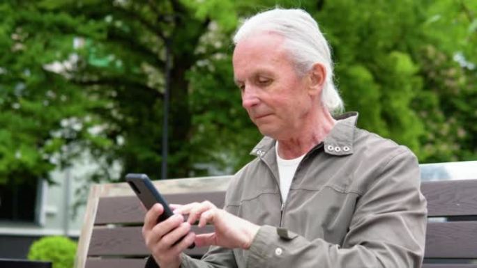 使用手机，手持设备，短信，上网和使用该应用程序的老年人的肖像