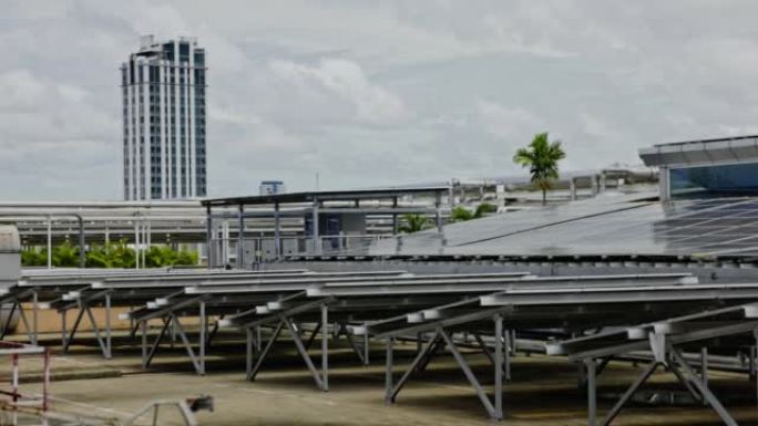 太阳能电池板安装在建筑物上。节电环保的技术