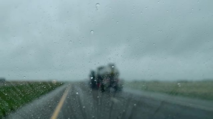 通过半油罐车实时多雨和暴风雨的70号州际公路在美国中西部旅行春末POV从移动汽车视频系列