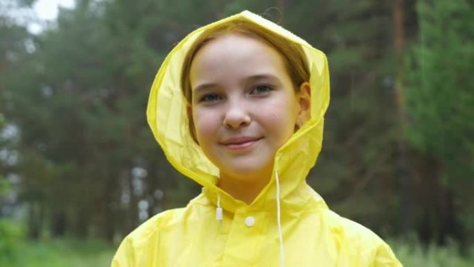 穿着黄色雨衣微笑的可爱少女肖像