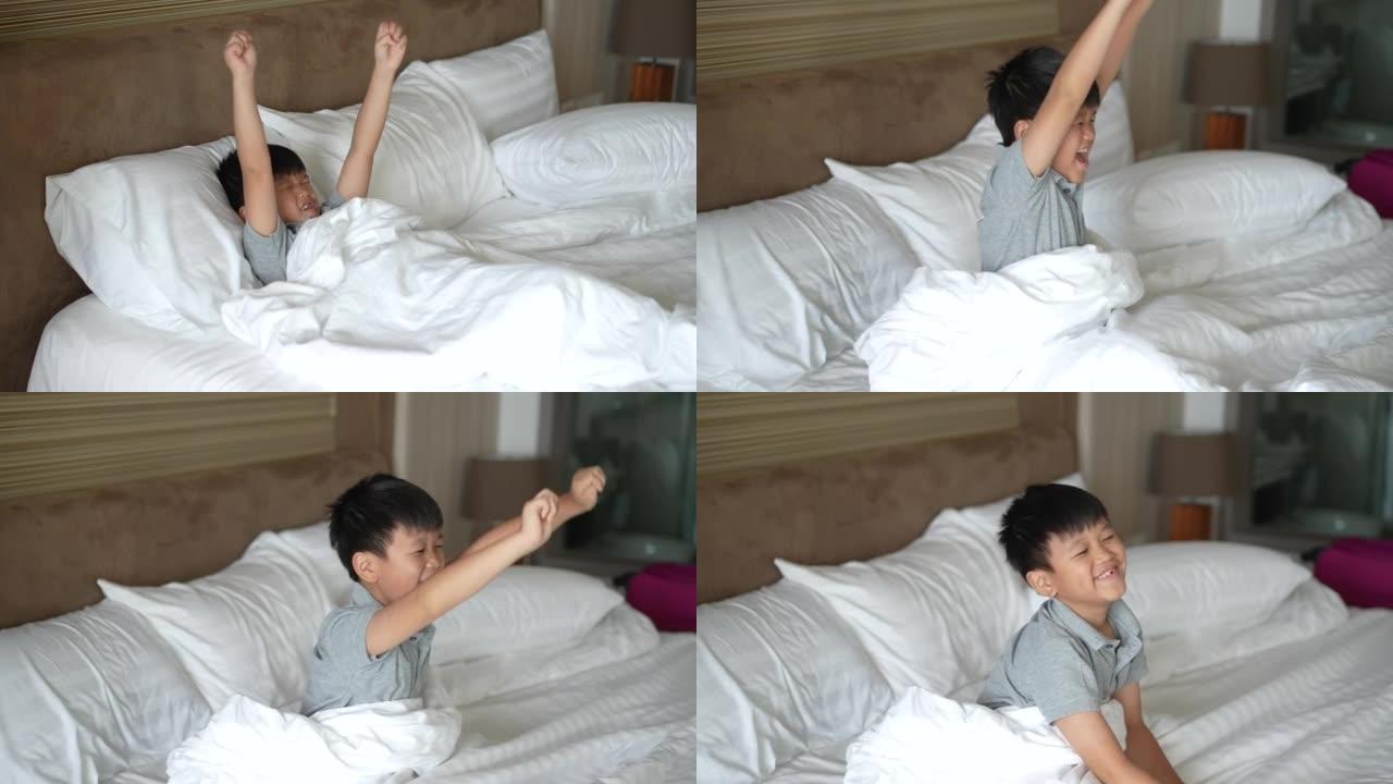 亚洲男孩在卧室醒来玩躲猫猫