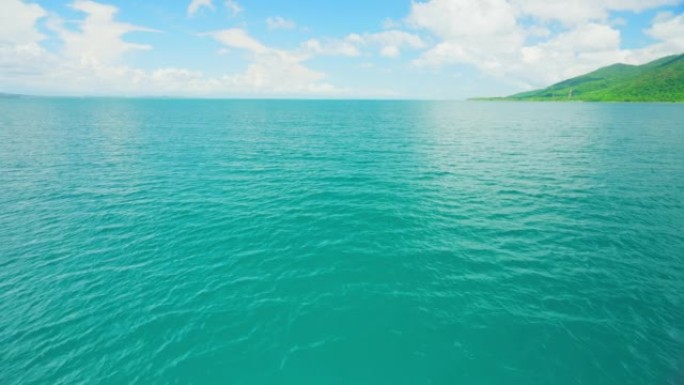 景观可以看到蓝天和清澈的翡翠水浪。