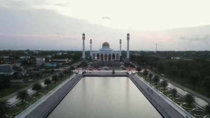 中央清真寺，日落时分有戏剧性的天空，航拍视频