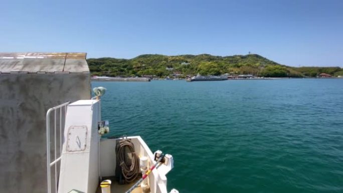 前往该岛，从渡轮上可以看到野之岛岛的景色。日本福冈市博多湾。