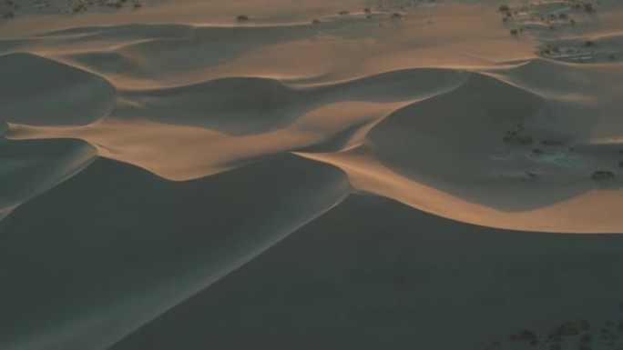 像空中无人机一样的月景，可以看到加利福尼亚死亡谷的侵蚀岩层和沙丘