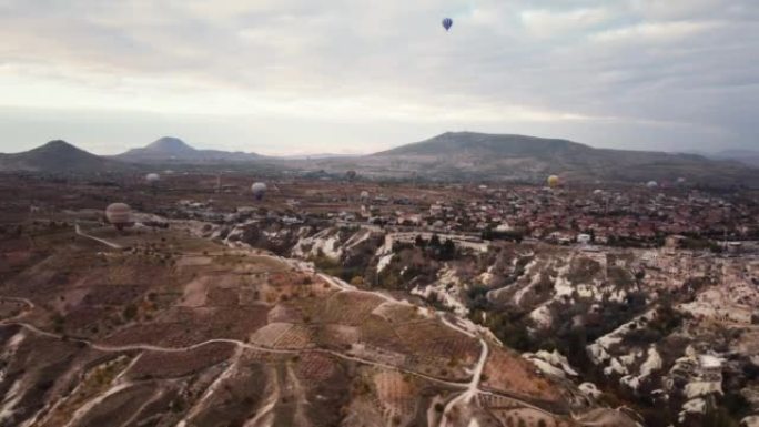 在卡帕多细亚 (Cappadocia) 的热气球上游览在火山山之间建造的古城