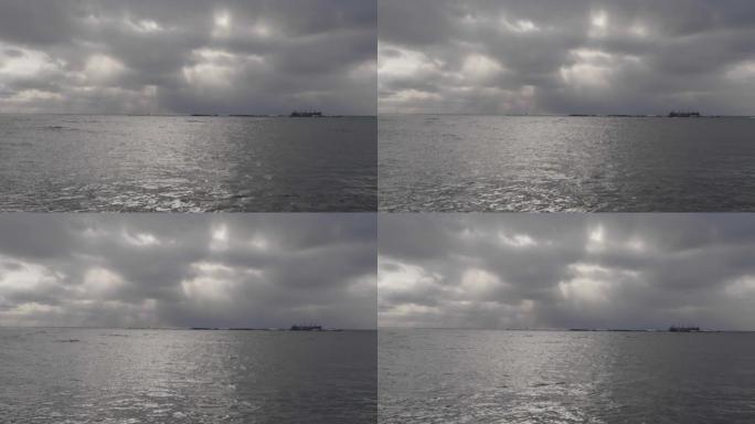 雨前看大海和天空。黑暗的水和灰色的天空。喜怒无常的抑郁海景
