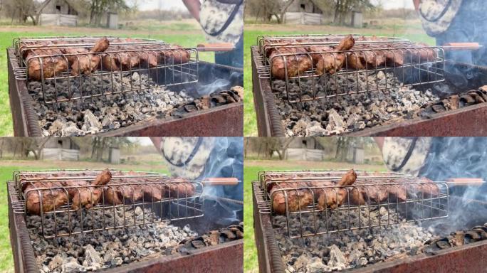 烧烤盘特写。烧烤烤肉。木炭熟肉。烧烤金属串上的美味食物。野餐概念的时间到了。美食节。猪肉在火刑柱上。