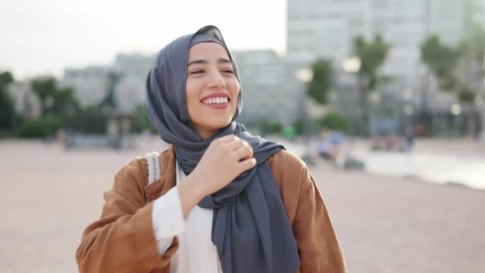 微笑的穆斯林妇女在户外取下头巾