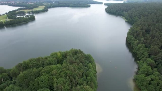 波兰村壮观美丽的湖泊鸟瞰图。欧洲有树林和湖泊的乡村。大湖和绿色森林的戏剧性鸟瞰图。史诗般的惊人的自然