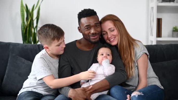 与一个家庭的视频通话