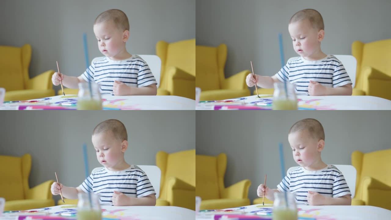 小艺术家可爱的孩子在家用画笔在客厅画画