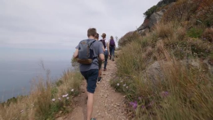 家庭在西西里岛头孢鲁市上方的山上徒步旅行