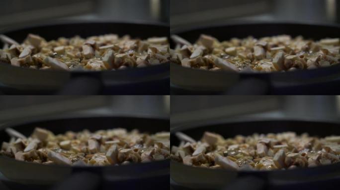 食用蘑菇在黑锅的食用油中烘烤