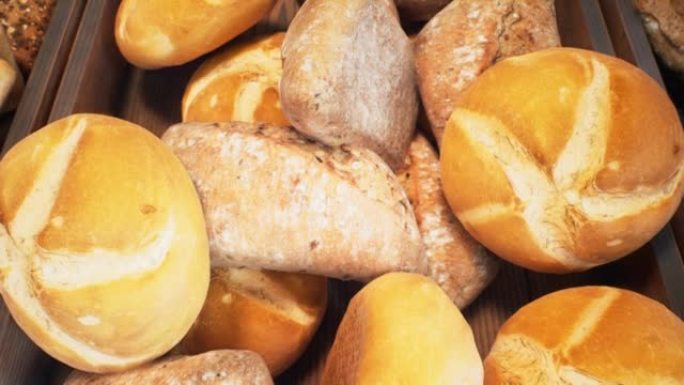 酥脆美味的开胃面包和新鲜出炉的面包。丰满的面包和糕点的特写。新鲜面包概念。动画非常适合关于美味食物和