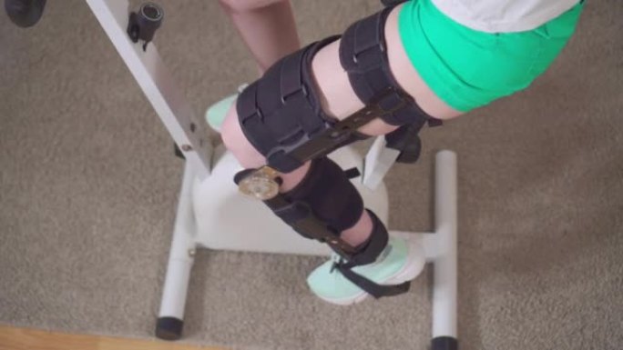 受伤后固定自行车膝盖弯曲矫形器膝盖支架的腿部特写