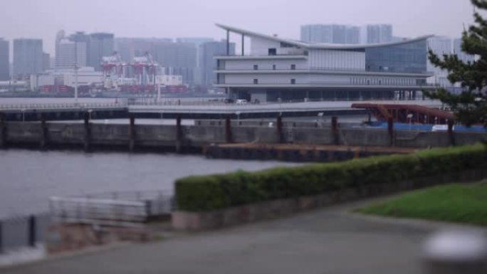 东京集装箱码头附近微型工业起重机阴天