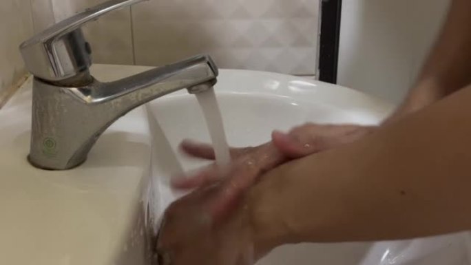 在浴室用洗手盆龙头洗手，不使用肥皂