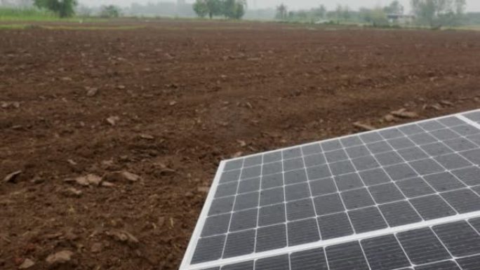 雨季的光伏太阳能电池板在农场。细胞玻璃上的水滴