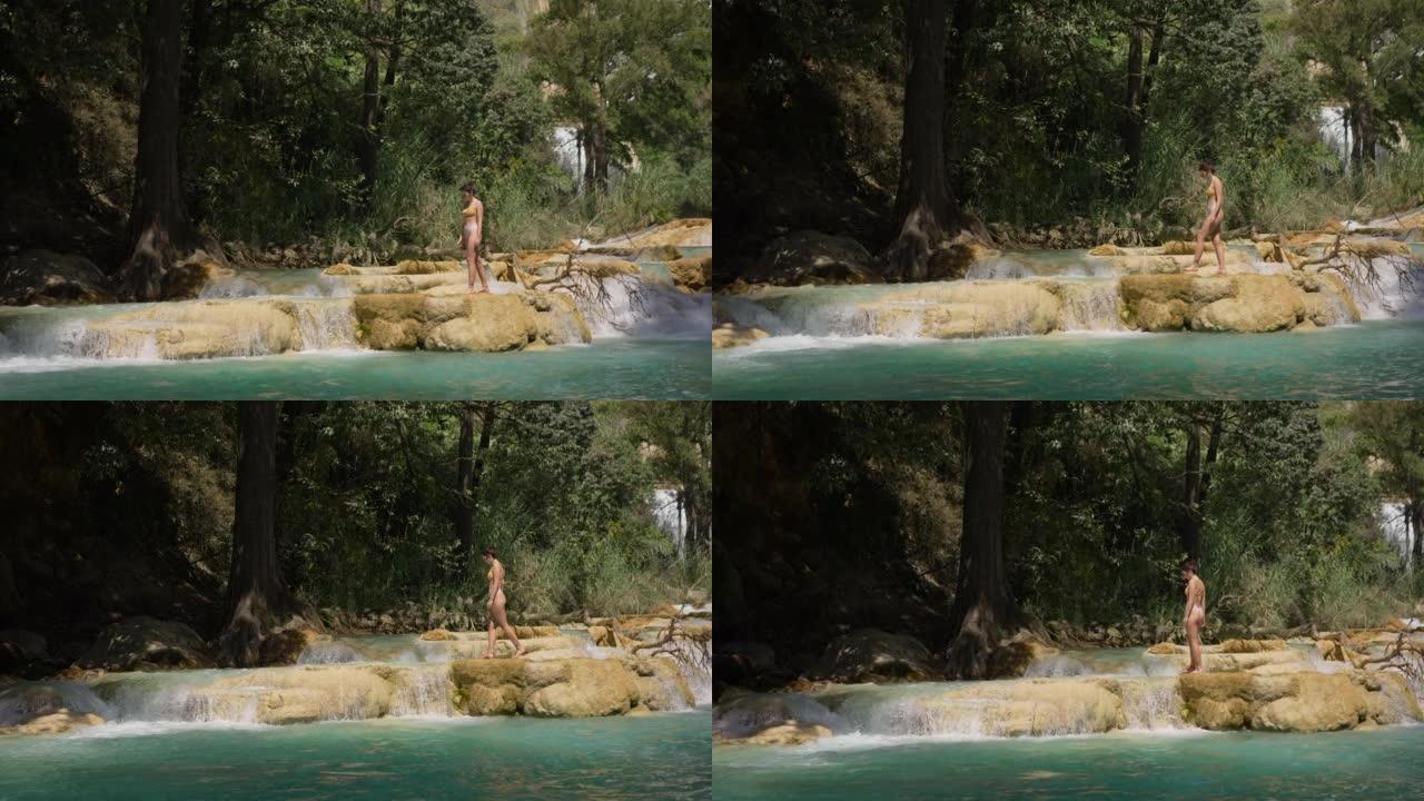 在墨西哥恰帕斯州的El Chiflon瀑布游泳的女人