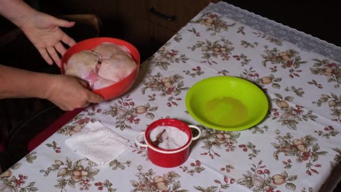 祖母收好一碗盛满腌制和调味过的生鸡腿