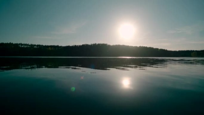 日落时的湖月光月亮圆圆影子水面池塘