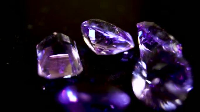 紫色紫水晶的特写。抛光宝石紫水晶。珠宝宝石