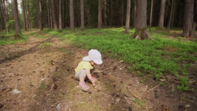 儿童探索森林-家庭股票视频 (4k)