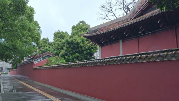 实拍春雨中广州农讲所的红墙绿树庄严肃穆。