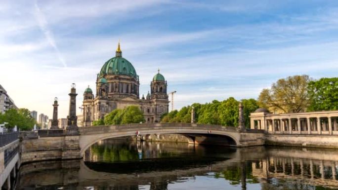 柏林德国时间流逝4K，柏林大教堂 (Berliner Dom) 和施普雷河的城市天际线延时