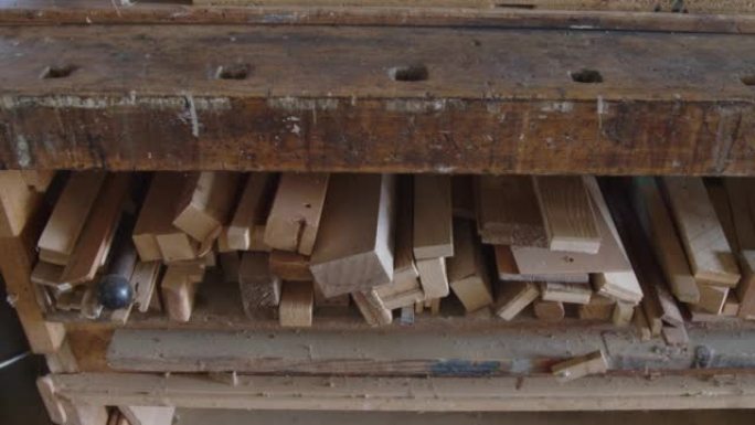 车间里有不同木块的工作台