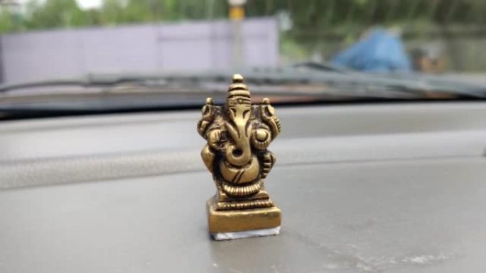 汽车仪表板上的印度教领主Ganesh小雕像