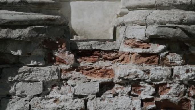 旧废弃的倒塌的古老庄园房屋的圆柱裂缝和破烂的墙壁