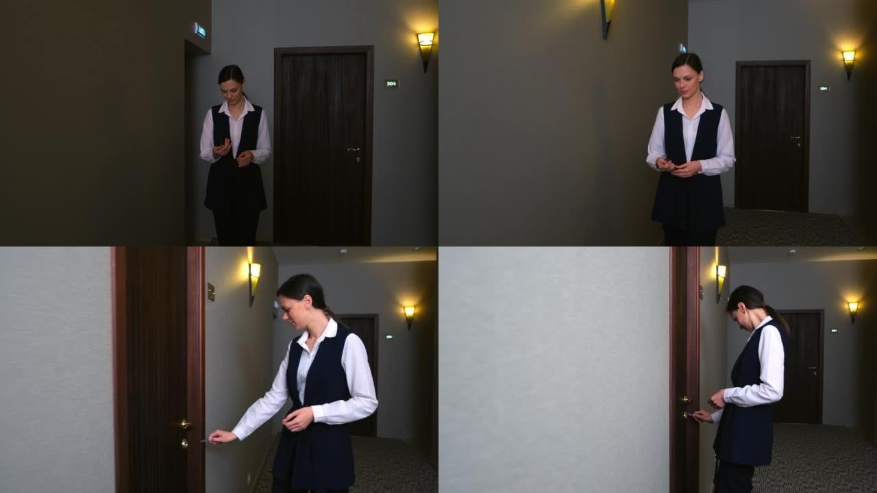 女酒店经理沿着走廊走，打开其中一个房间的门。