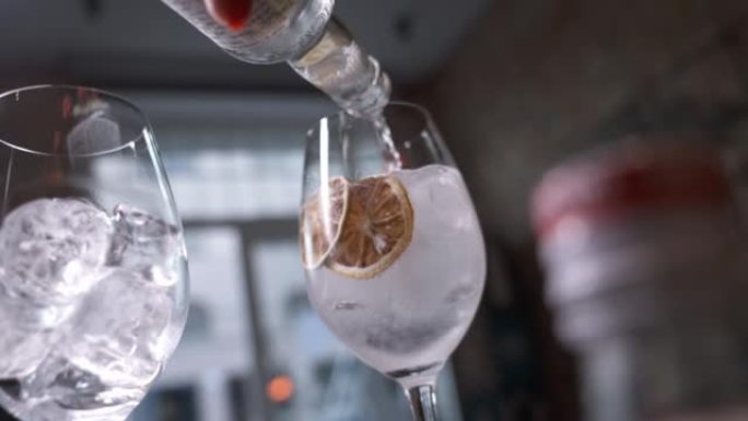 准备一杯喷鸡尾酒。关闭调酒师的手，将普罗塞克酒倒入酒杯中，并撒上橙色精油。